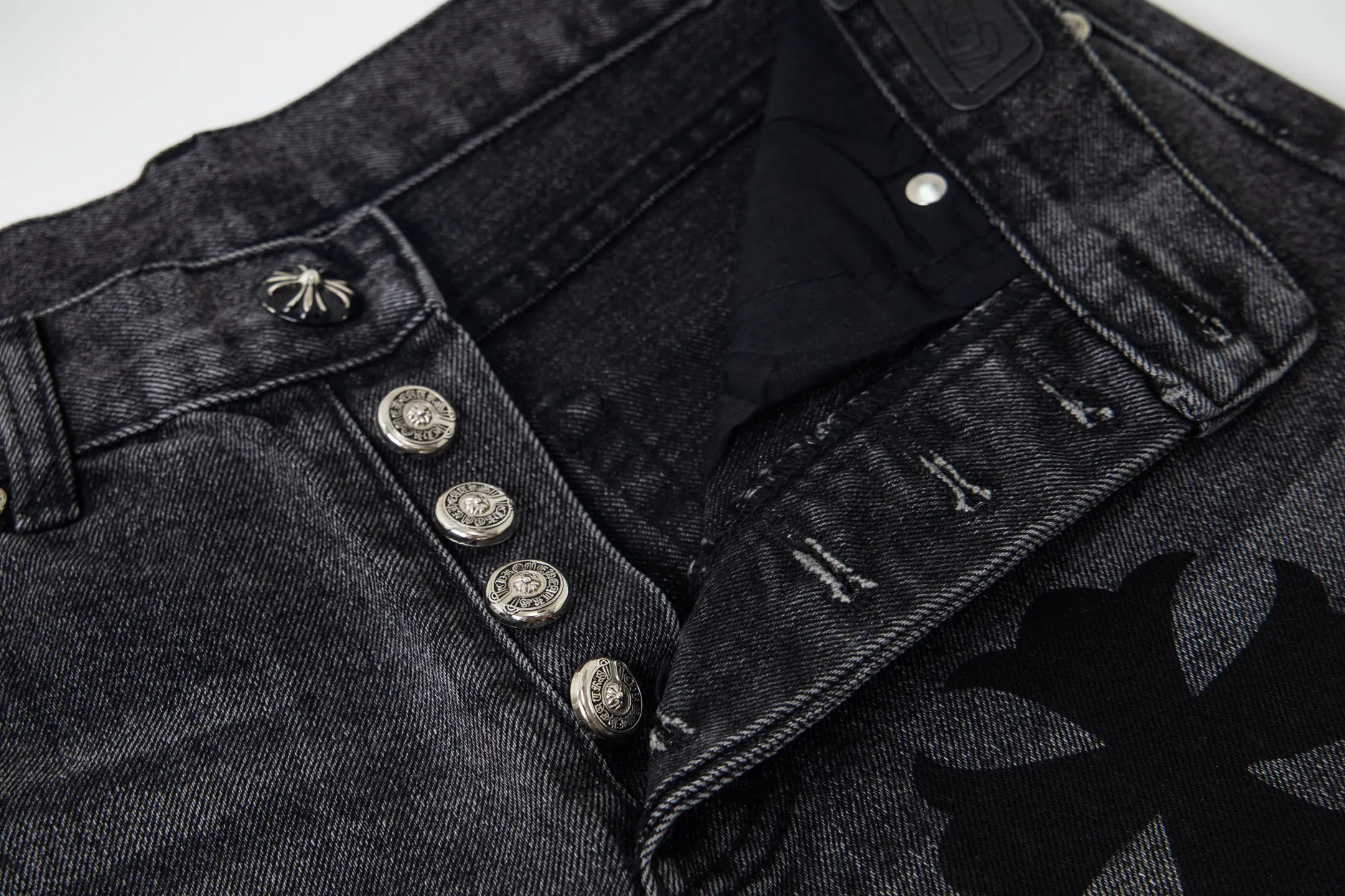 P270 top version) Chrome Hearts Chrome Hearts Jeans Purple Matty Boy Sex Records Rivet Style Work Jeans CH Jeans need to be washed and disassembled and then hand-stitched with sheepskin cross leather and then spliced ​​together. The whole piece has too much craftsmanship to explain. The cabinet price is 32W+ level, patchwork cross flower embellishment, high-waisted washed jeans! ! Absolutely high-end luxury products, 8W+ level god-level items, super popular products, made with top heavy industry, a magic weapon that cannot be missed. About Kroxin This is an extremely luxurious fashion brand, which can also be called the nobles of the high street. It has always been an exclusive brand for some hipsters or rich second generation. Compared with ordinary high streets, it is more luxurious and noble. Compared with luxury brands, it has a more fashionable personality and has always been a brand that I have a special liking for. Size: 28-30-32-34-36 (corresponds to S-M-L-XL-XXL)